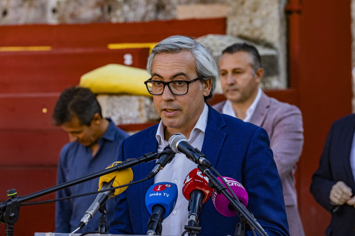 Presentción de la Escuela Taurina de Ciudad Real, con Anibal Ruiz y Carlos Aranda, como profesores de la escuela taurina, y Fatima de la Flor, como concejala de festejos en la Plaza de toros  / RUEDA VILLAVERDE