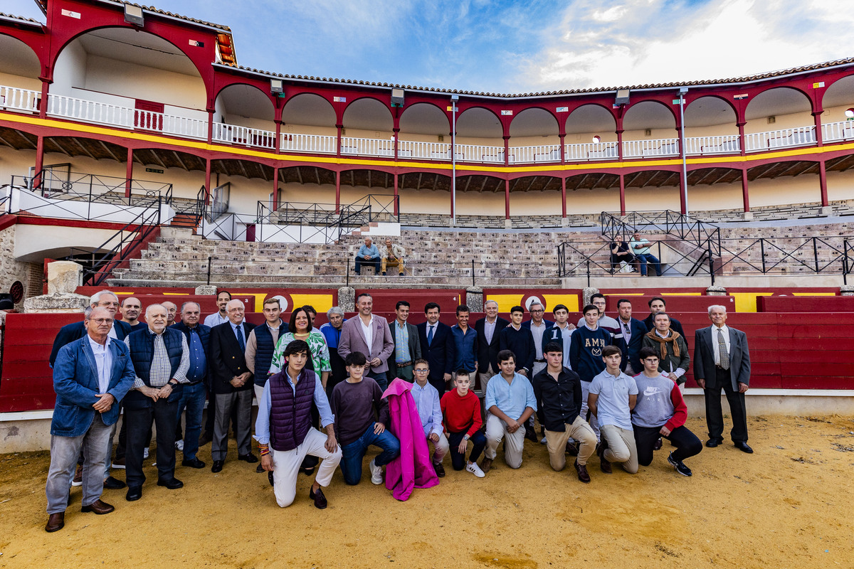 Presentción de la Escuela Taurina de Ciudad Real, con Anibal Ruiz y Carlos Aranda, como profesores de la escuela taurina, y Fatima de la Flor, como concejala de festejos en la Plaza de toros  / RUEDA VILLAVERDE