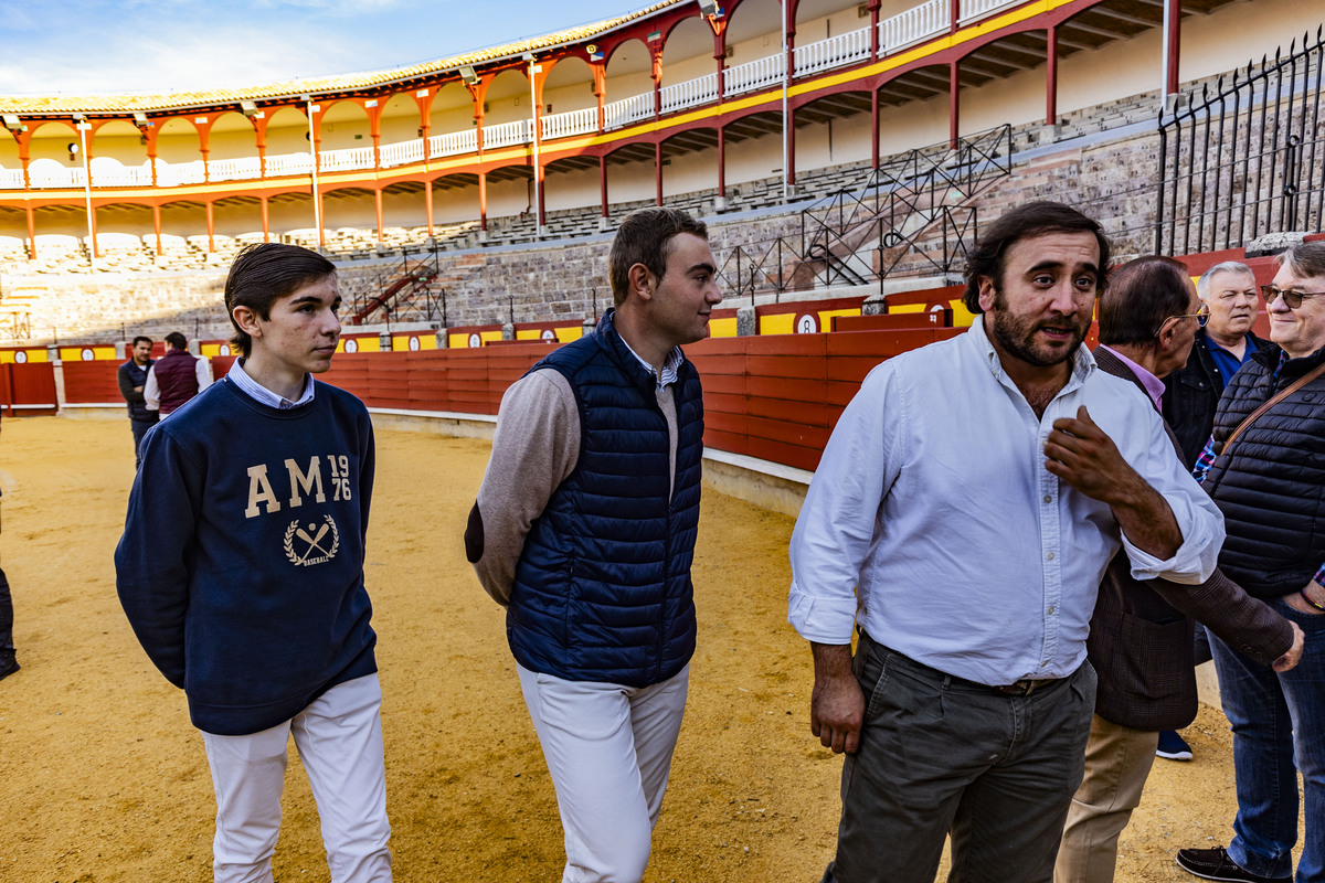 Presentción de la Escuela Taurina de Ciudad Real, con Anibal Ruiz y Carlos Aranda, como profesores de la escuela taurina, y Fatima de la Flor, como concejala de festejos en la Plaza de toros  / RUEDA VILLAVERDE