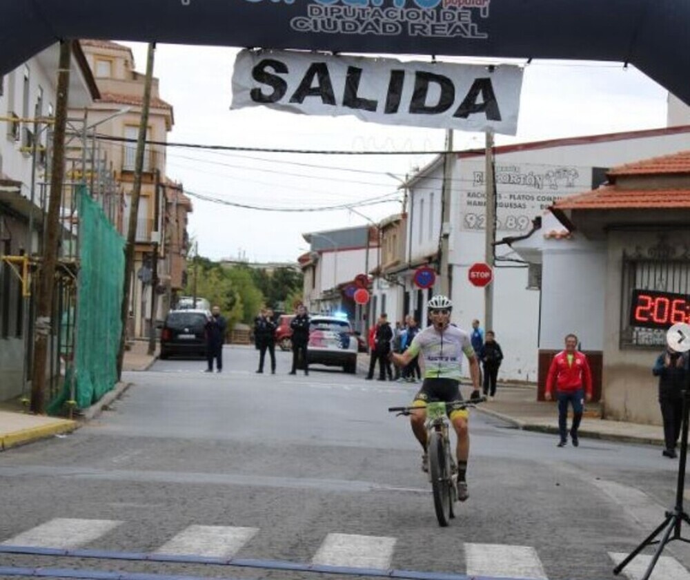 Ramón Rubio celebra su triunfo en meta.