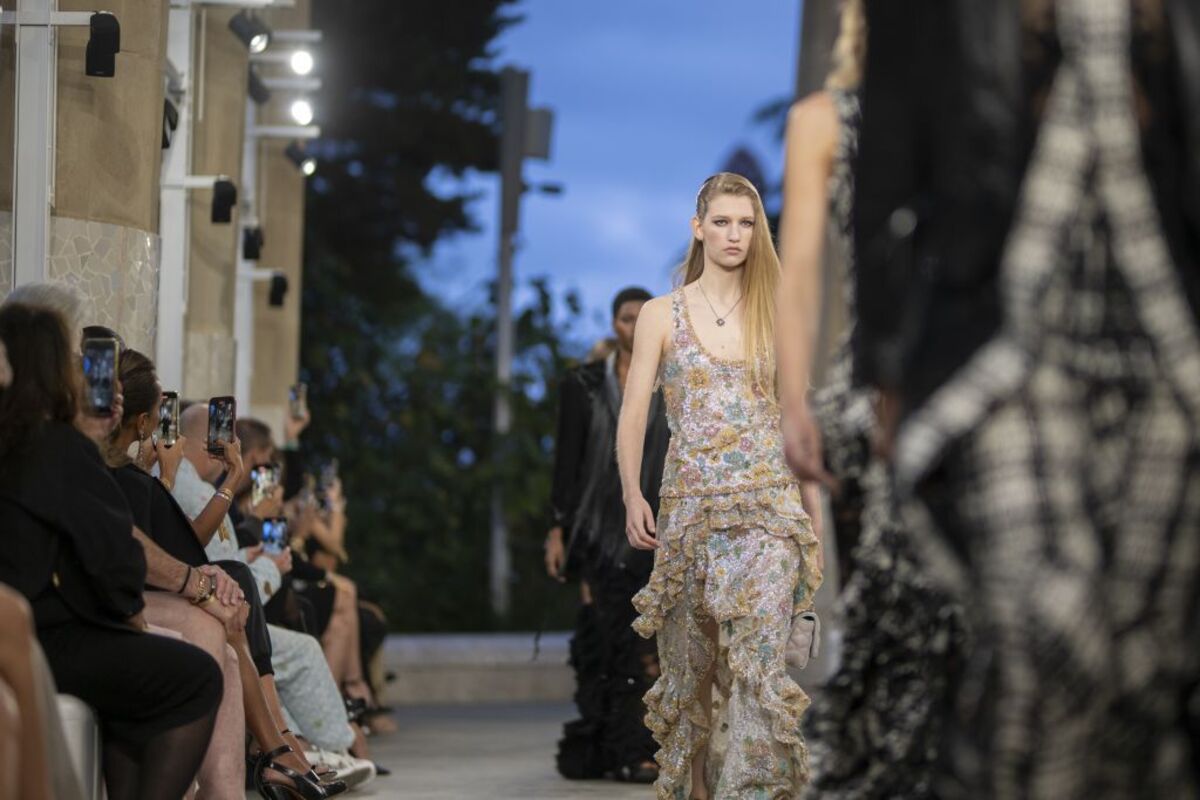 El Park Güell de Barcelona acoge hoy el desfile de la colección Crucero 2025 de Louis Vuitton,  / LORENA SOPÊNA