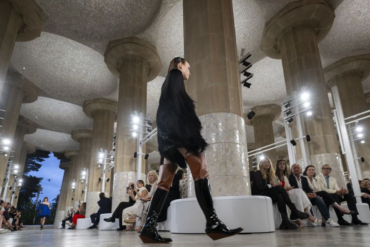 El Park Güell de Barcelona acoge hoy el desfile de la colección Crucero 2025 de Louis Vuitton,  / LORENA SOPÊNA