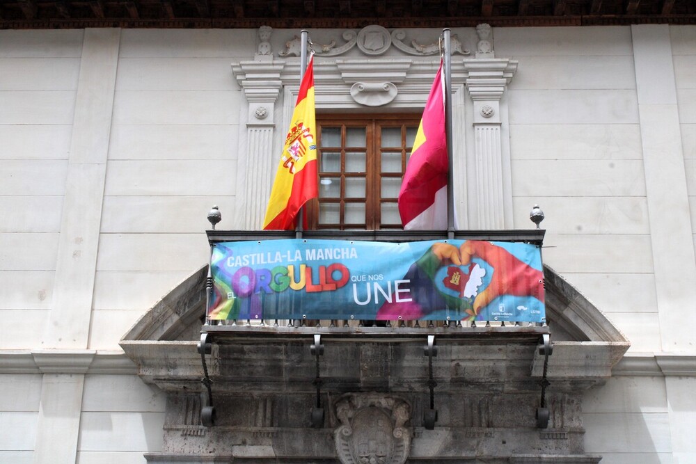 La Junta enciende su sede para visibilizar el día del Orgullo