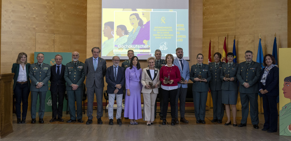 La Guardia Civil reconoce la labor de Carmen Quintanilla