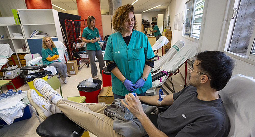 La biblioteca del IES Santa María de Alarcos ha acogido la campaña de donación de sangre en el centro.