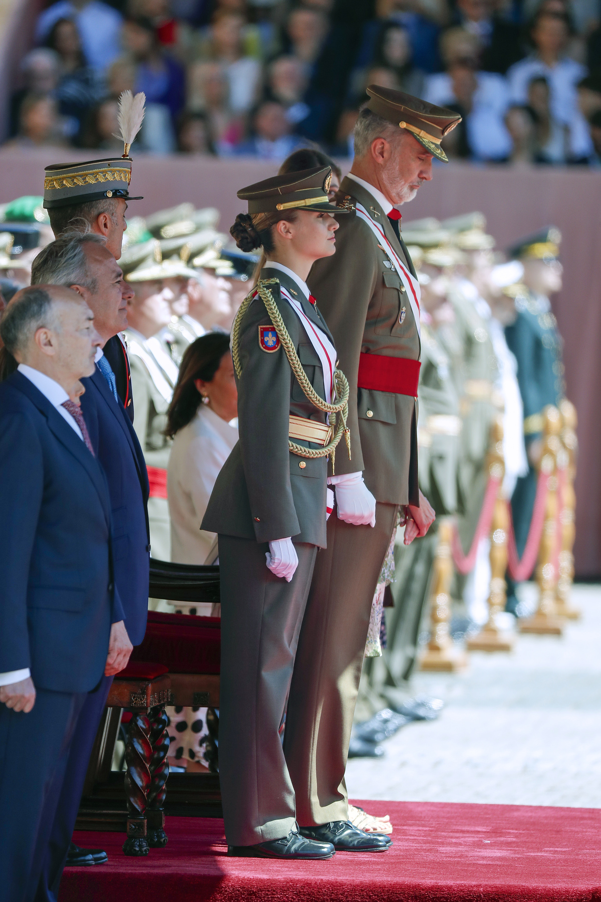 Leonor de Borbón recibe de manos del rey su despacho de alférez tras un año en Zaragoza  / JAVIER CEBOLLADA