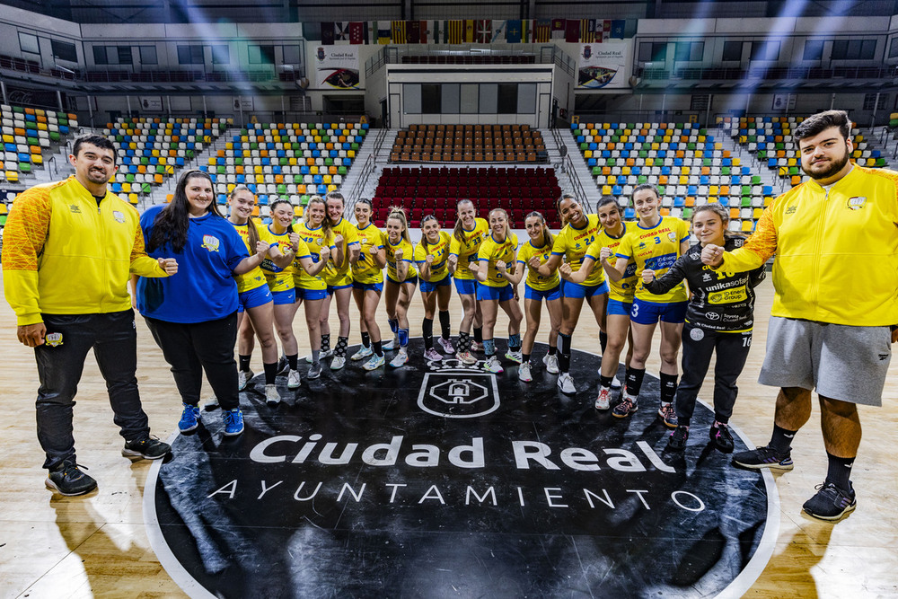 Caserío femenino, todo al amarillo