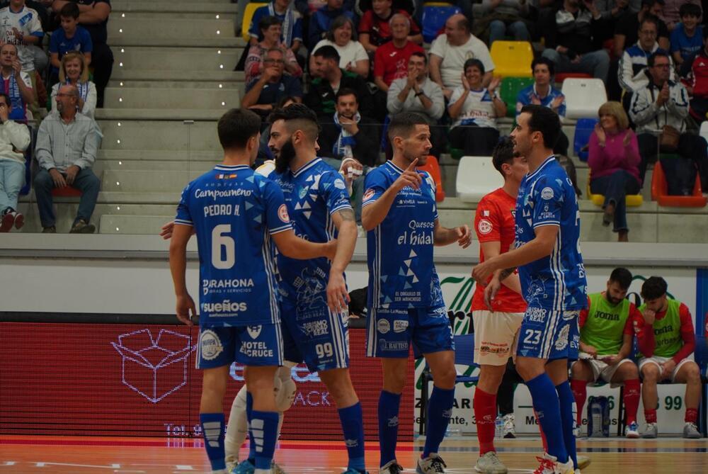 Los jugadores del Quesos El Hidalgo Manzanares festejan un gol.