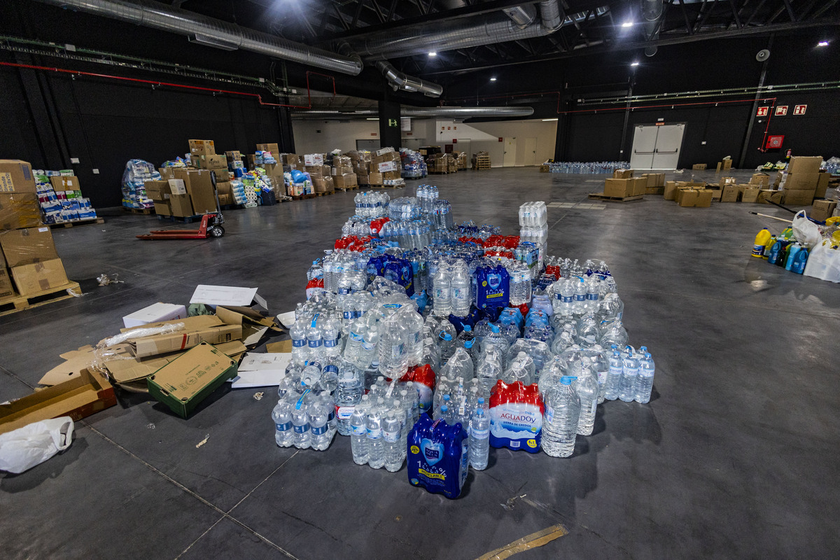 Carga de camiones con ayuda para los afectados de la Dana de Valencia en el FEDI, pabellón ferial, organizado por la Diputación de ciudad real  / RUEDA VILLAVERDE