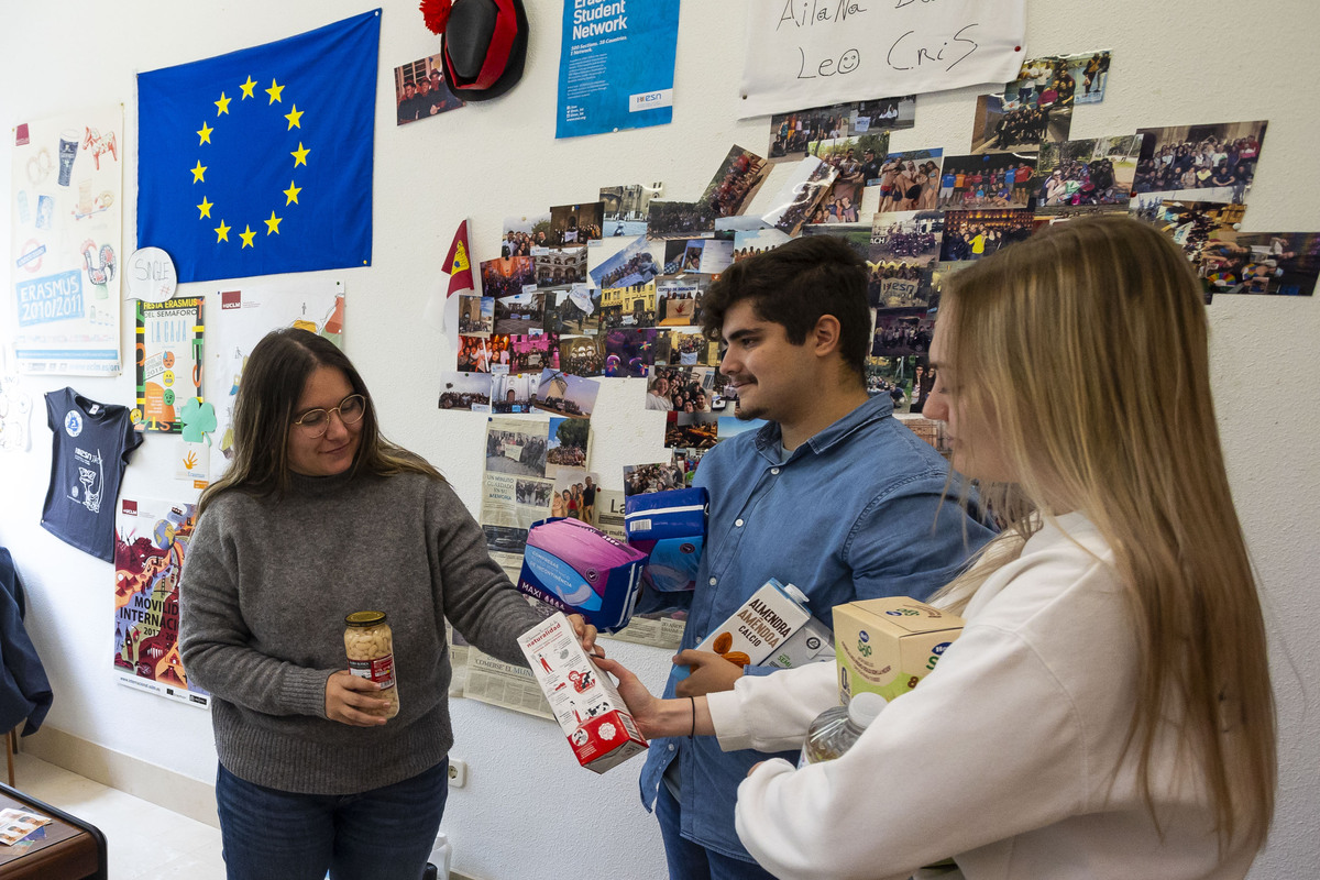 alumnos de erasmus de la universidad recaudan alimentos para la inundación de Valencia  / TOMÁS FERNÁNDEZ DE MOYA