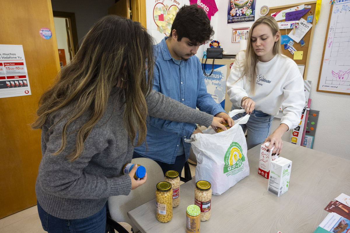 alumnos de erasmus de la universidad recaudan alimentos para la inundación de Valencia  / TOMÁS FERNÁNDEZ DE MOYA