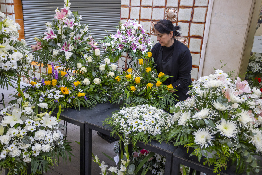 Tradicionales compras de flores por la fiesta de Todos los Santos