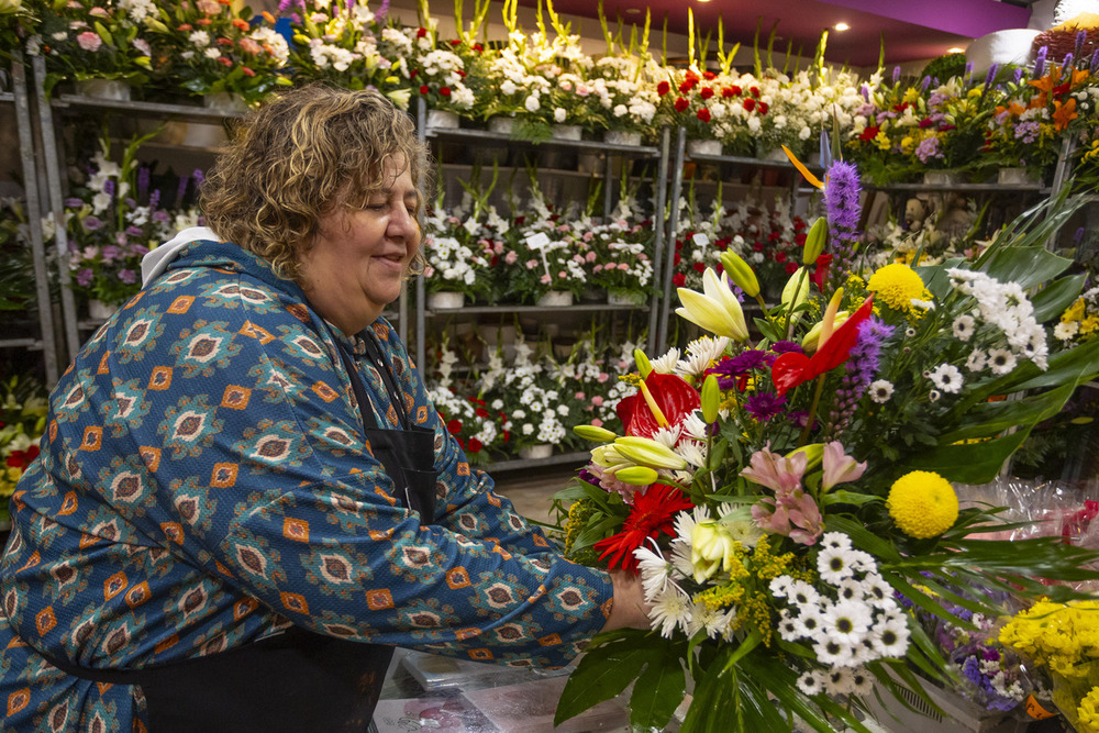 Tradicionales compras de flores por la fiesta de Todos los Santos