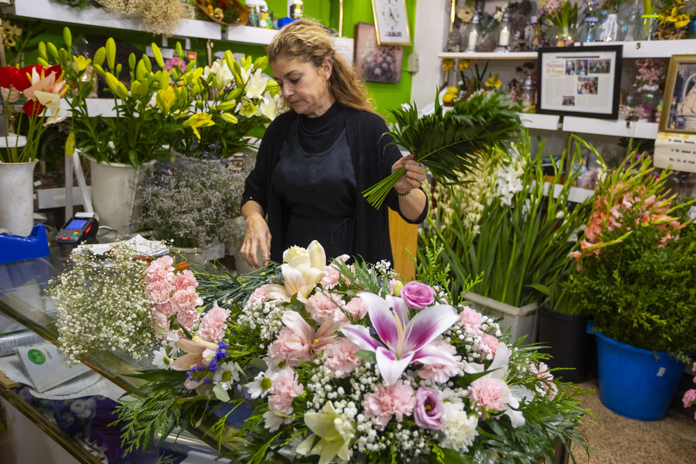 Tradicionales compras de flores por la fiesta de Todos los Santos