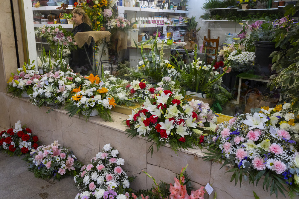 Tradicionales compras de flores por la fiesta de Todos los Santos