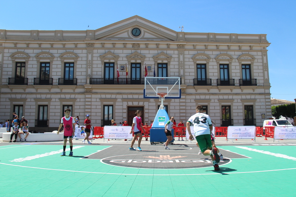 200 escolares juegan al baloncesto en Alcázar