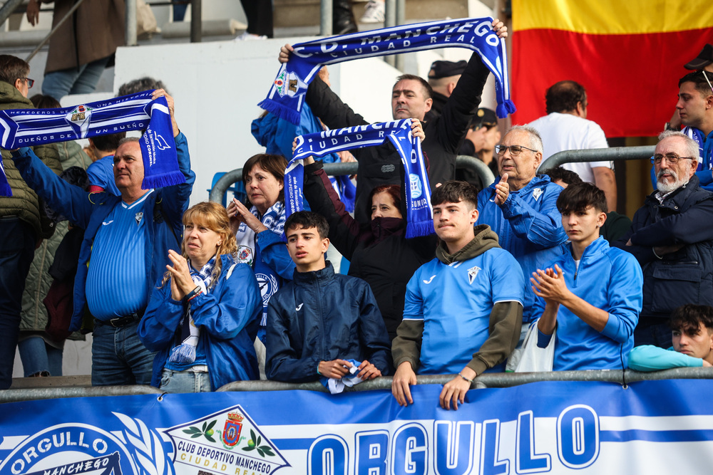 Aficionados del Manchego, en el estadio Román Suárez Puerta.