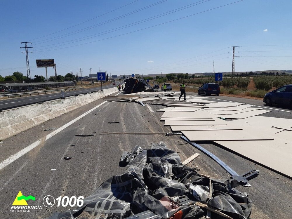 Vuelca un camión cargado de planchas de conglomerado en la A-4