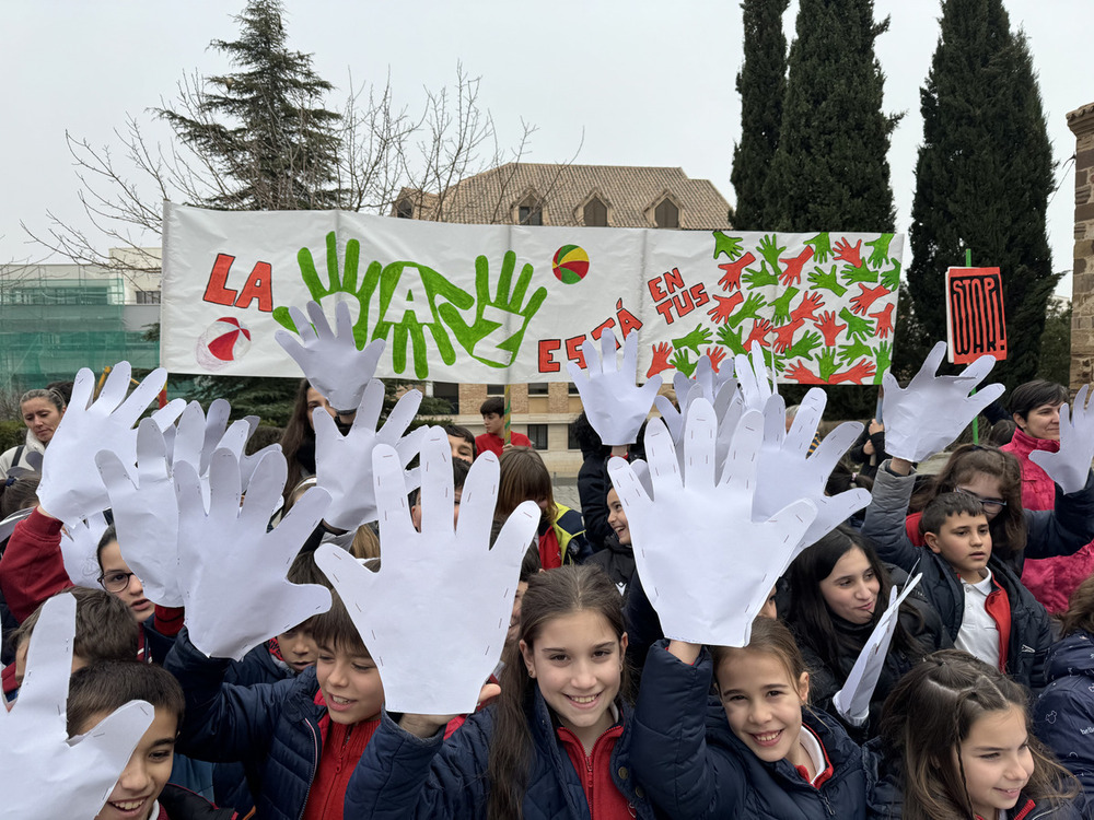 La paz 'está en las manos' de los alumnos del María Inmaculada