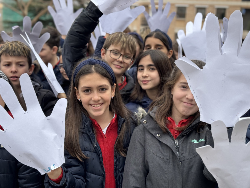 La paz 'está en las manos' de los alumnos del María Inmaculada