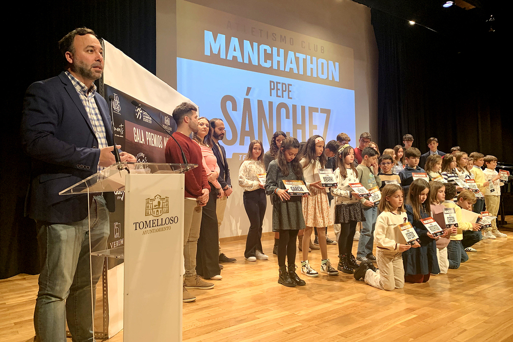 El alcalde felicita al Club Manchathon por sus éxitos