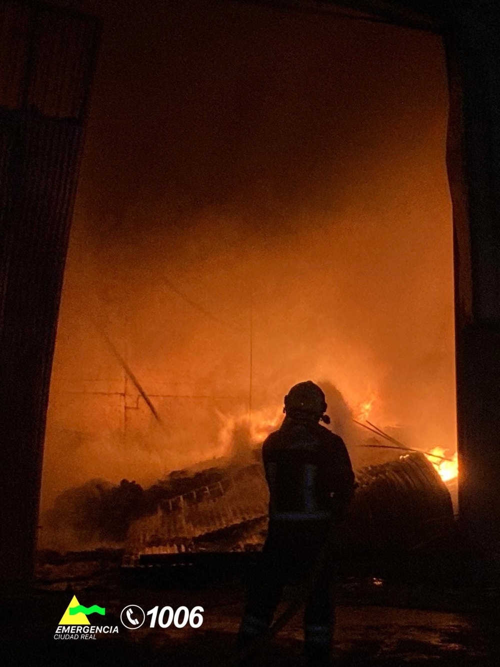 Controlado el incendio que ha arrasado un bazar chino