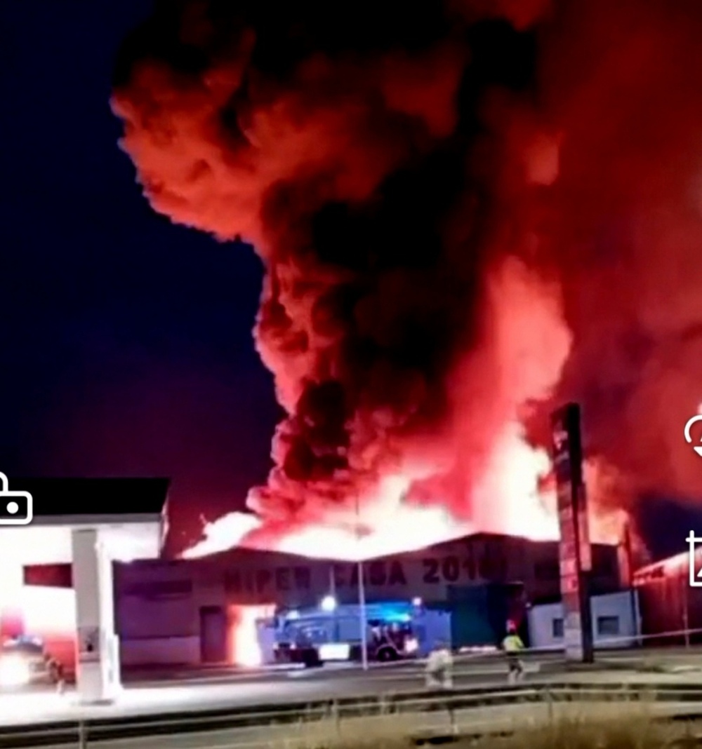 Controlado el incendio que ha arrasado un bazar chino