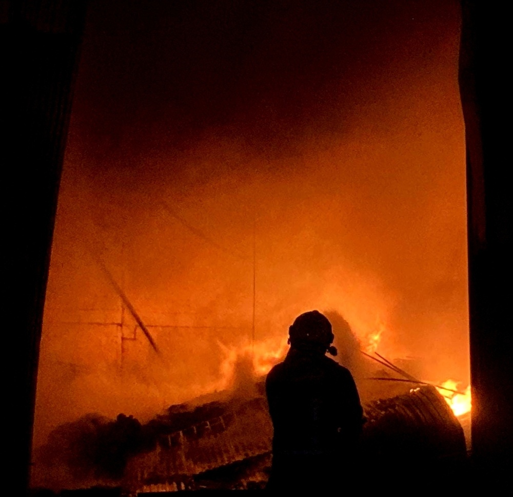 Controlado el incendio que ha arrasado un bazar chino