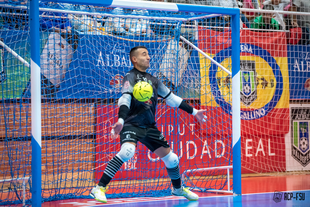 Álex González detiene un penalti a Gadeia.