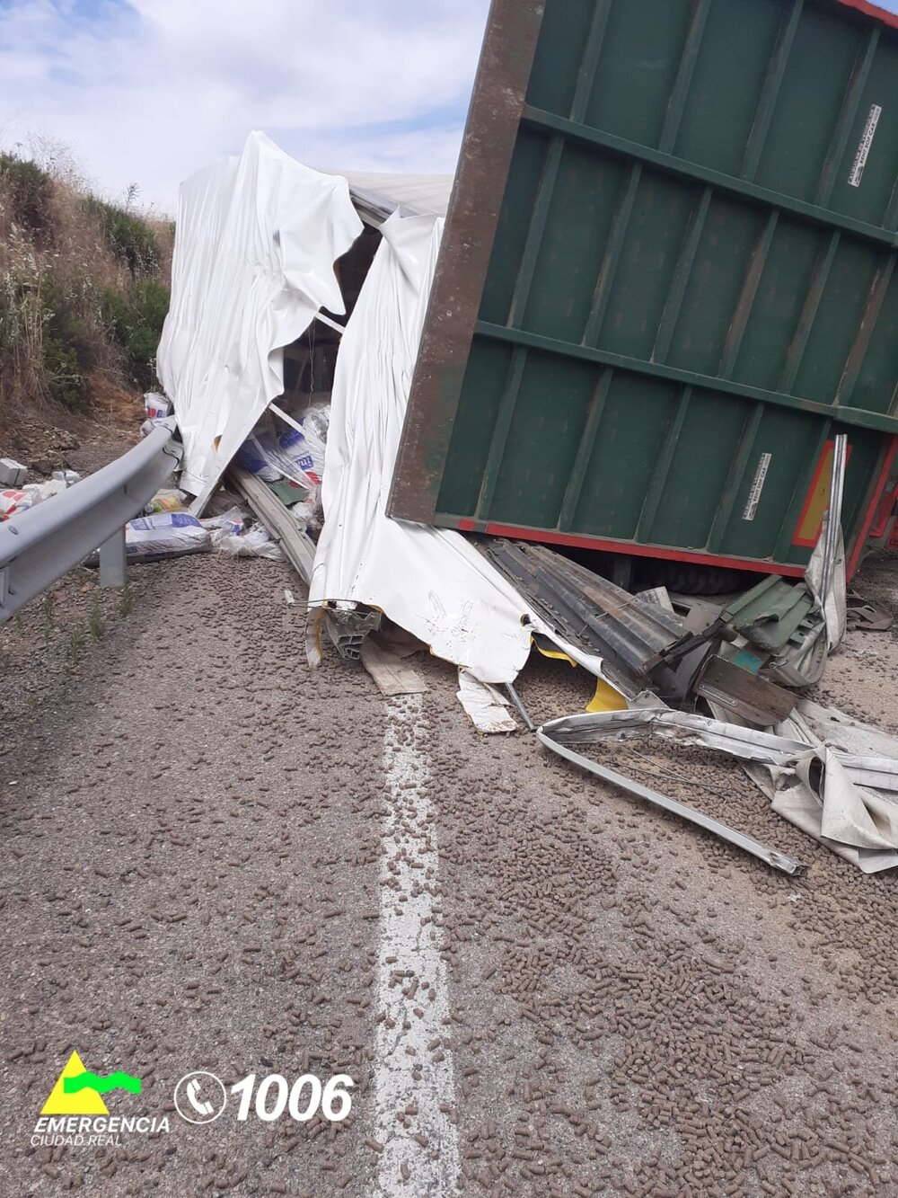 Herido un conductor al volcar su camión en Puente de Retama