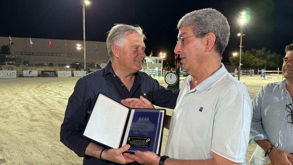 El alcalde entrega a Enrique Barba una placa de agradecimiento a su labor.  