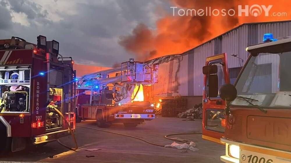 Controlado el incendio que ha arrasado un bazar chino