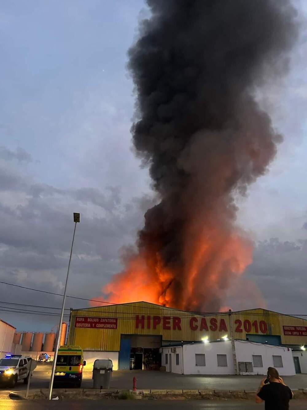 Controlado el incendio que ha arrasado un bazar chino