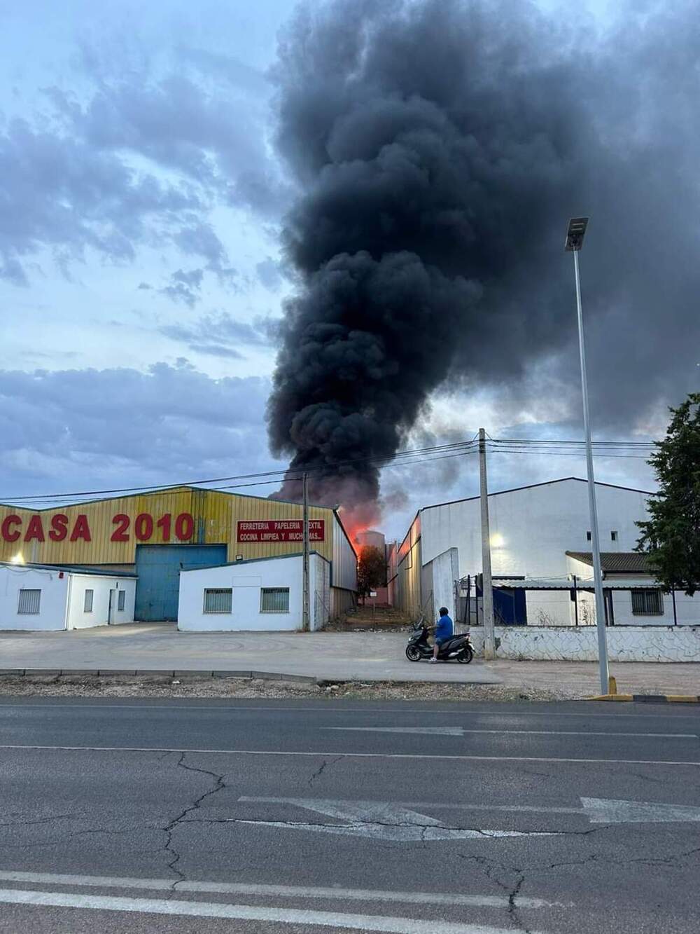 Controlado el incendio que ha arrasado un bazar chino