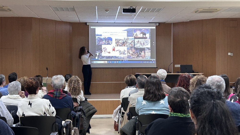 Lozano visibiliza el papel de las mujeres en la prehistoria 