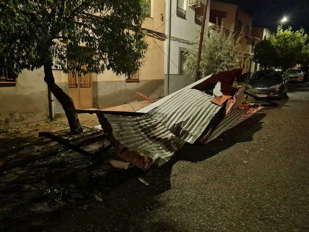 Alamillo evalúa los daños tras el paso de un tornado