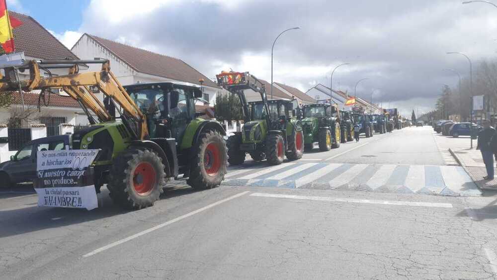 Los tractores, a su paso por el recinto ferial, ubicación del mercadillo.