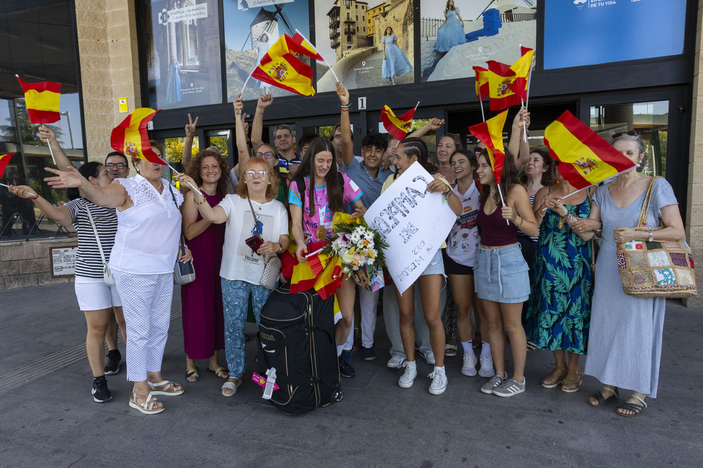 Celia García recibe el cariño de amigos y familiares tras llegar a Ciudad Real.