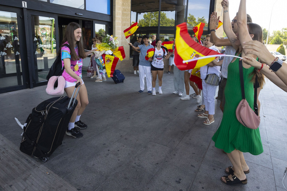 Celia García recibe el cariño de amigos y familiares tras llegar a Ciudad Real.