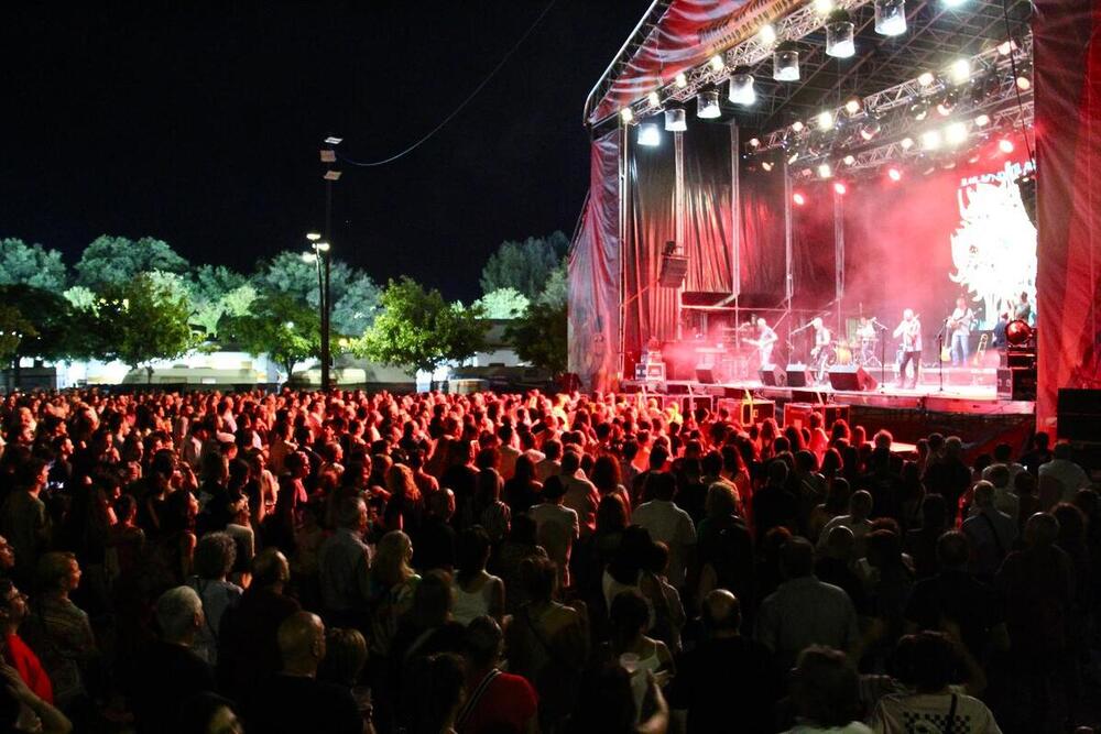 Casi 5.000 personas llenan de solidaridad la Plaza Joven 