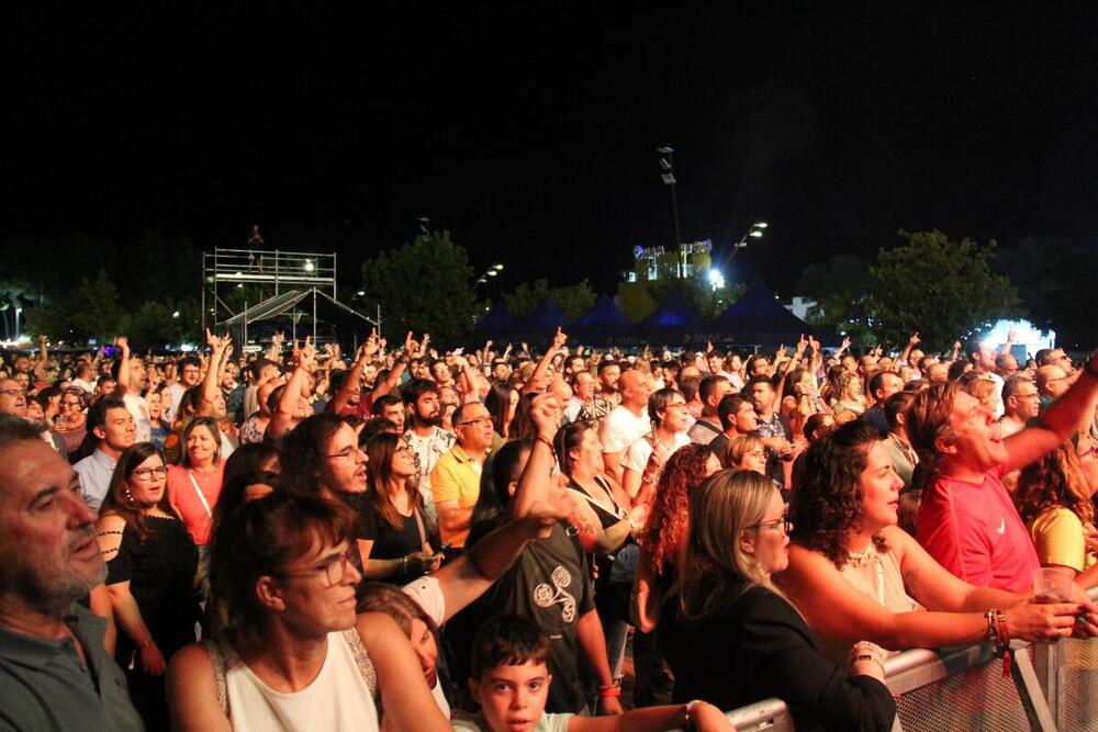 Casi 5.000 personas llenan de solidaridad la Plaza Joven 