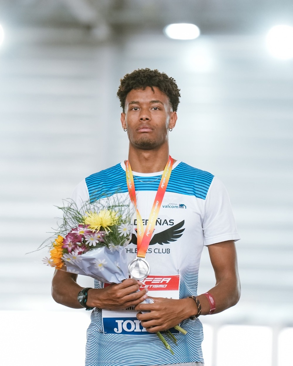 Asabu Pinés, con la medalla de plata.