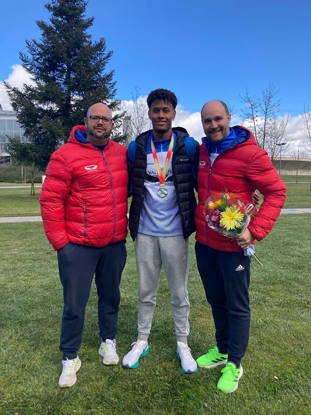 Asabu Pinés, con los técnicos Ángel Sánchez (izquierda) y Manuel Castro.