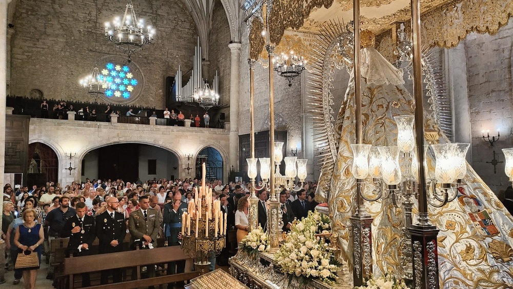 Numerosos fieles llenan la Catedral en la Octava de la Virgen 