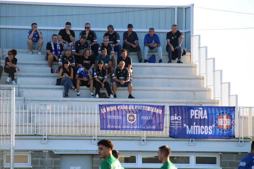 Aficionados del Calvo Sotelo presenciando el encuentro.