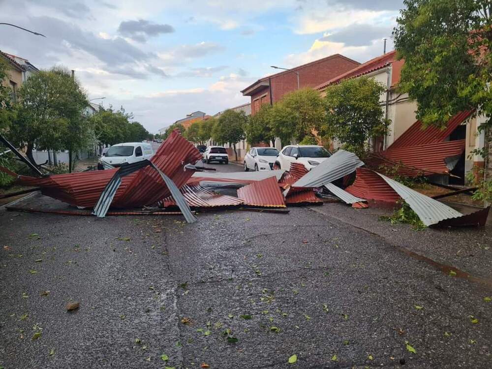 Alamillo evalúa los daños tras el paso de un tornado