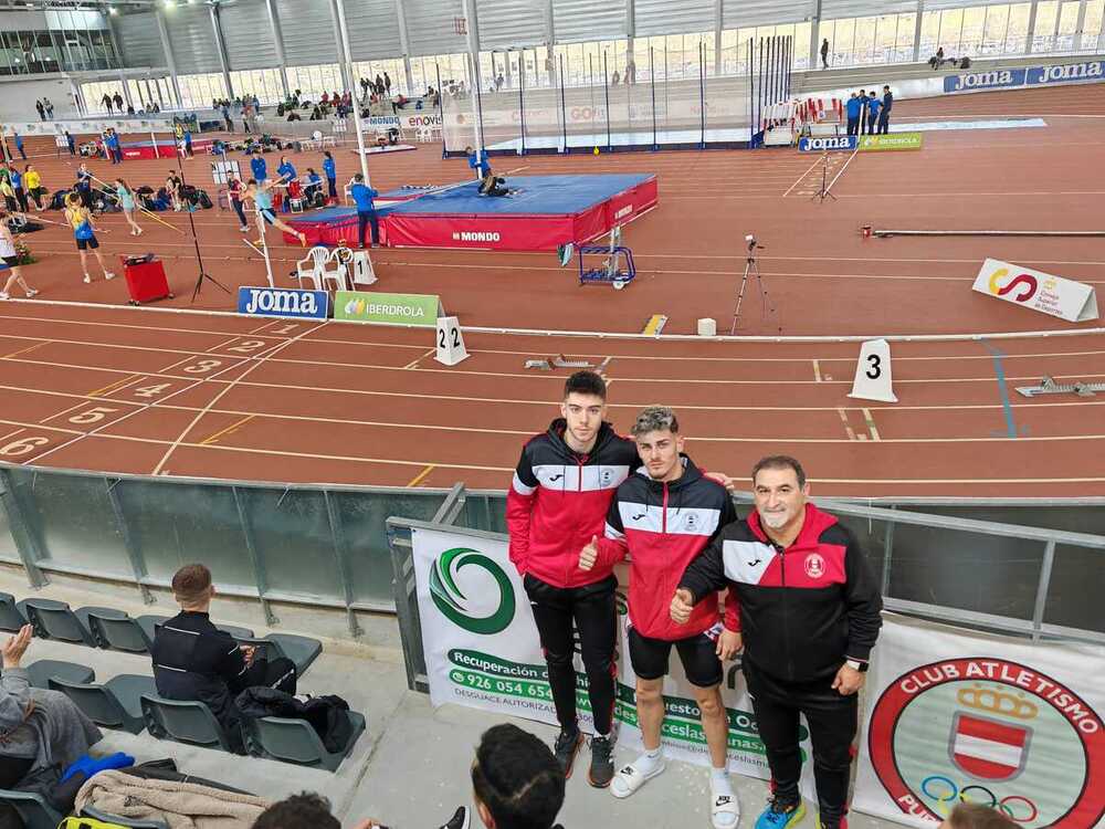 Los deportistas del Club Atletismo Puertollano, con su entrenador, José Luis Torres.