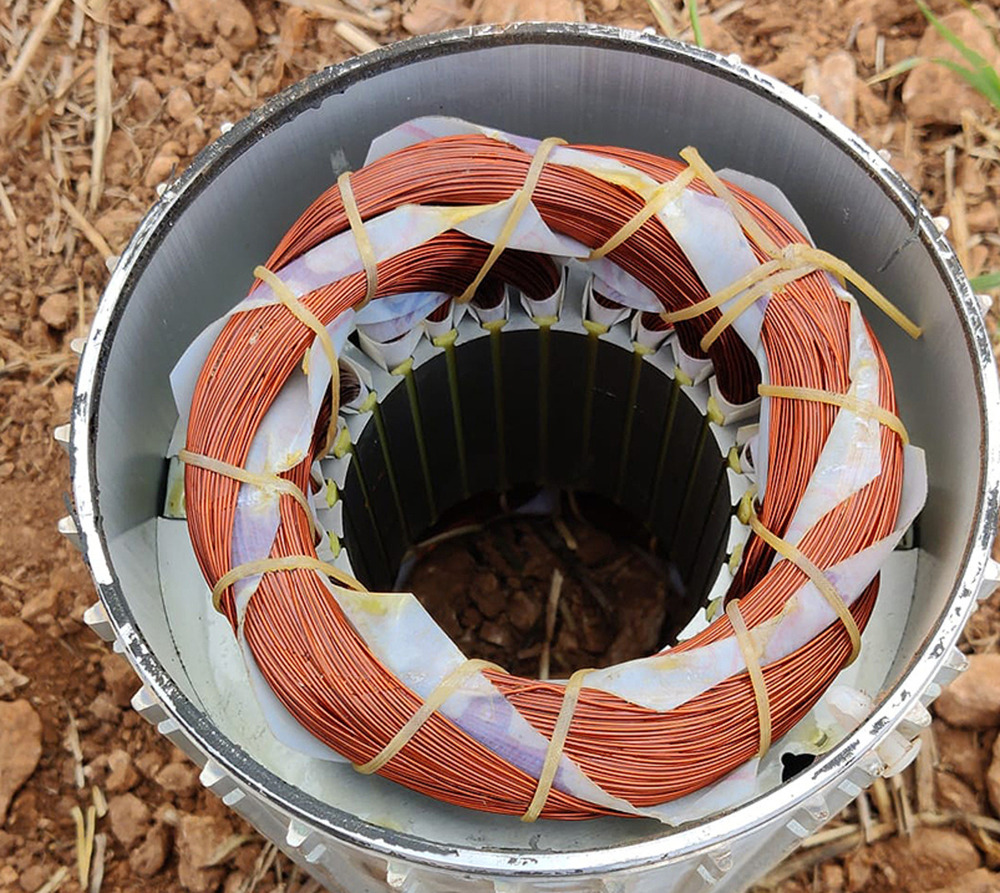 Imagen del cable de cobre en el interior de la bovina, y que se dejaron en el suelo. 