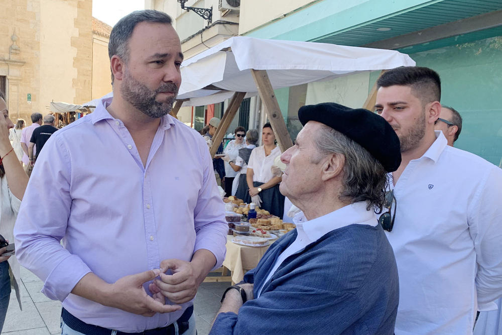 El XVIII Mercado Tradicional llena de vida la Plaza de España