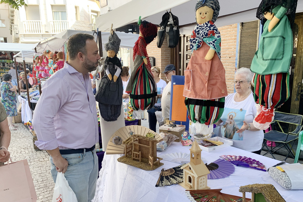 El XVIII Mercado Tradicional llena de vida la Plaza de España